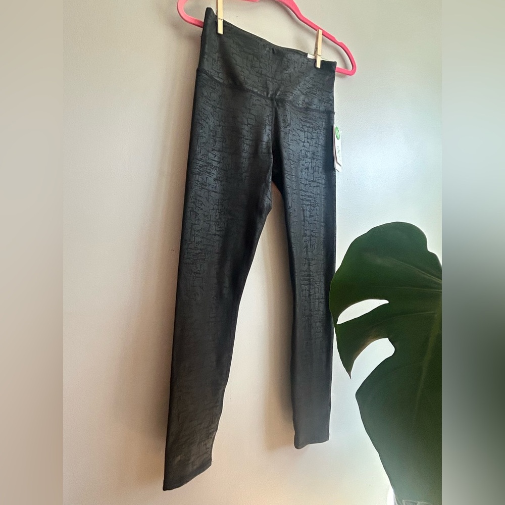 NWT! Gaiam liquid leggings size small